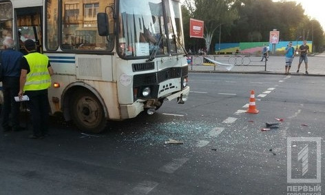 В Кривом Роге легковушка столкнулась с автобусом
