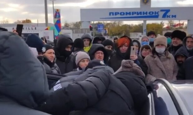 Полиция разогнала работников одесского рынка "7 километр", которые днем и ночью перекрывали дорогу в знак протеста (ФОТО)