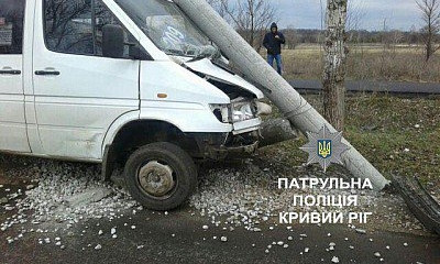 В Кривом Роге маршрутка врезалась в столб: есть пострадавшие