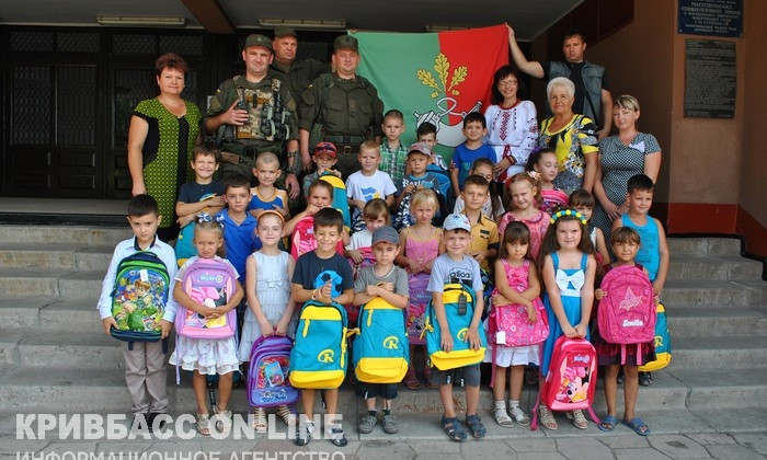 Волонтеры из Кривого Рога помогли детям в зоне АТО подготовиться к новому учебному году