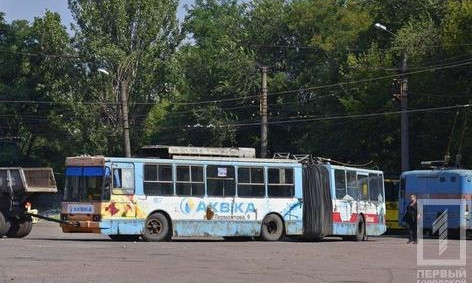  Один из  длинных криворожских троллейбусов забрали на «укорачивание» с дальнейшей установкой дизельного генератора