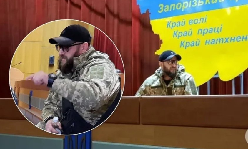 Здание облсовета Запорожья заблокировали неизвестные в камуфляже (ФОТО)