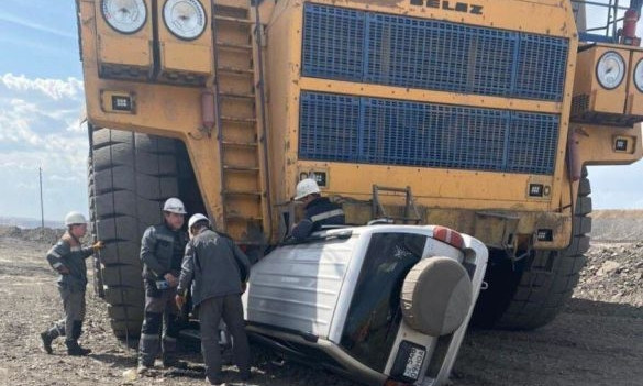 В Казахстане БелАЗ раздавил джип, который прибыл на помощь (ФОТО, ВИДЕО)