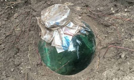 Поисковики Кривого Рога раскопали самогон с многолетней выдержкой