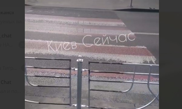 На Русановке в Киеве пешеходный переход оградили забором, людям пришлось перепрыгивать (ВИДЕО)