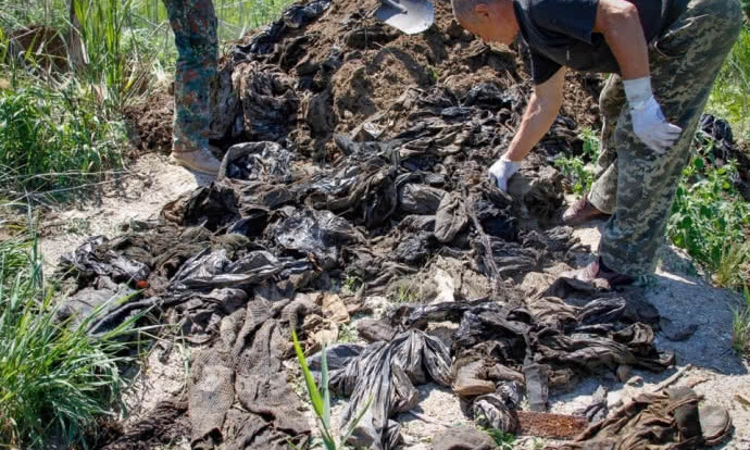 Під Дніпром знайшли страшну знахідку: викопали 36 мішків з речами вбитих під Іловайськом бійців