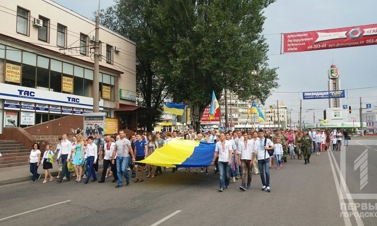 Криворожане вышли на парад вышиванок