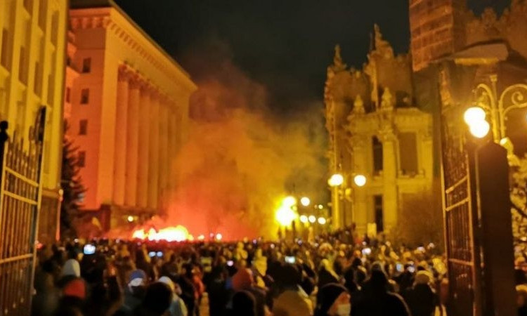 В Офис президента летели петарды, разрисованы стены и выбиты окна