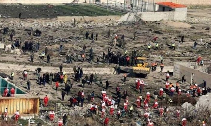 В Иране разворовывали вещи пассажиров и фрагменты самолета после крушения украинского боинга (ФОТО, ВИДЕО)
