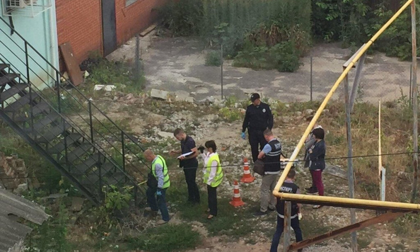 Стрельба в центре Сум: неизвестная ранила мужчину и его дочь-подростка
