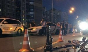 Автомобіль з кортежу президента збив хлопчика на велосипеді(відео)