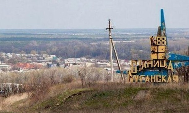 "Украина! Да я вас, с#ка!..", - неадекват под собственную брань разбивал знак "Украина" в Станице Луганской (ВИДЕО)
