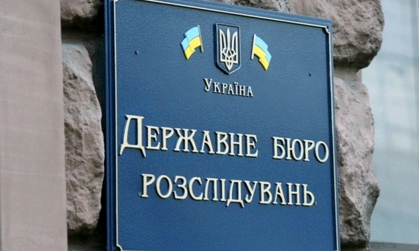 В ГБР через забор:  Черновол перелезла через высокий забор с колючей проволокой и хотела бросить телефоном в Бабикова (ВИДЕО)