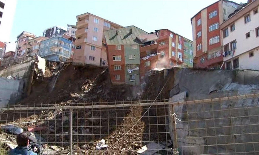 В Стамбуле в провал рухнула жилая многоэтажка. Жуткое видео