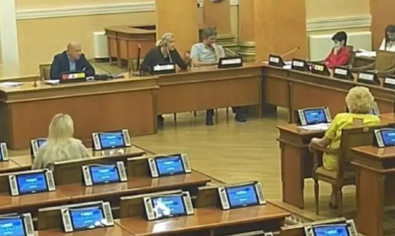 Женщина-депутат Одесского горсовета побранилась от возмущения на заседании