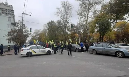 "Евробляхеры" в Киеве перекрыли дорогу, сообщают о стычках с полицией (ВИДЕО)