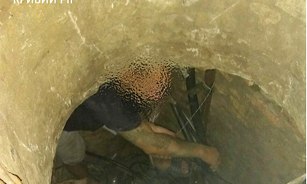 В Кривом Роге расхитителя кабелей поймали прямо в люке