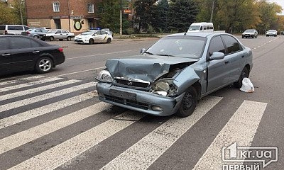 ДТП в Кривом Роге: легковушка врезалась в авто, пропускавшее пешехода