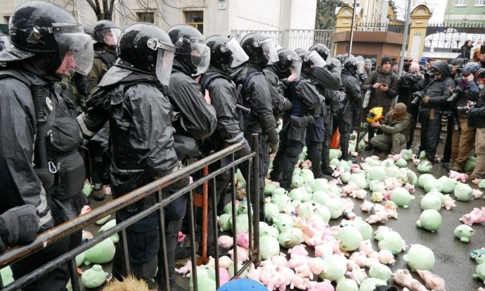 "Свинопад" в Полтаве и Киеве: есть задержанные и пострадавшие