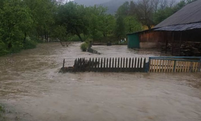 На Ивано-Франковщине ливень смыл село (ФОТО)