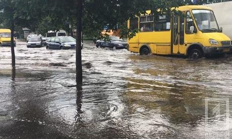 Из-за сильного дождя в Кривом Роге парализовало движение транспорта