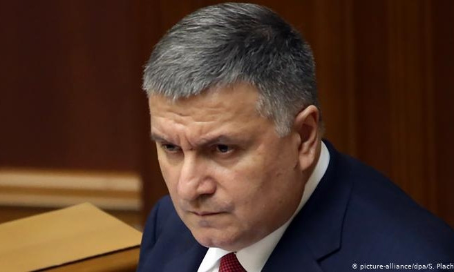Министру Авакову не хватает официальной зарплаты для оплаты аренды номера гостиницы, где он проживает
