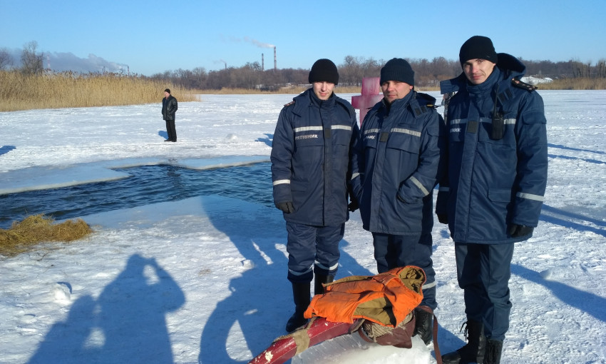 За купанием криворожан в проруби наблюдают спасатели