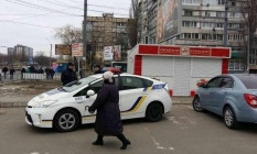 Криворожские копы охраняют частный киоск российского предпринимателя