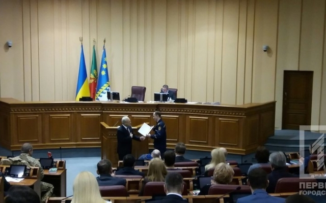 В Кривом Роге наградили мужчину, спасшего тонущих детей Фото № 1 В Кривом Роге наградили мужчину, спасшего тонущих детей Фото № 1