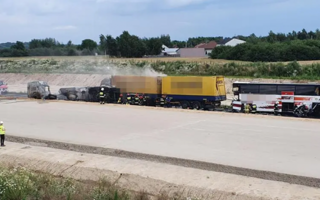В Польше автоцистерна на скорости протаранила автобус с украинцами: есть пострадавшие (ФОТО, ВИДЕО) Фото № 2 В Польше автоцистерна на скорости протаранила автобус с украинцами: есть пострадавшие (ФОТО, ВИДЕО) Фото № 2