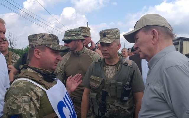 Леонид Кучма на Луганщине проконтролировал процесс разведения войск Фото № 2 Леонид Кучма на Луганщине проконтролировал процесс разведения войск Фото № 2