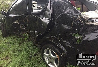 В Кривом Роге возле Восточного-1 легковушка вылетела в кювет Фото № 0 В Кривом Роге возле Восточного-1 легковушка вылетела в кювет Фото № 0