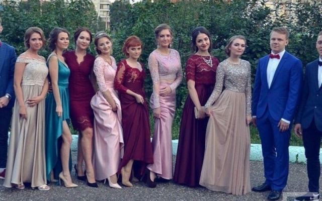 Танцы, платья, рассвет: криворожские выпускники попрощались с детством (ФОТО) Фото № 8 Танцы, платья, рассвет: криворожские выпускники попрощались с детством (ФОТО) Фото № 8