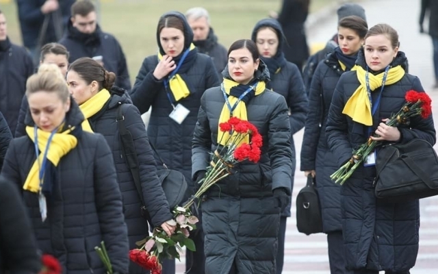 Встречали на коленях: в Борисполь прибыл экипаж с телами украинцев (ФОТО, ВИДЕО) Фото № 3 Встречали на коленях: в Борисполь прибыл экипаж с телами украинцев (ФОТО, ВИДЕО) Фото № 3