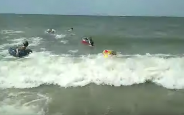 На курорте Азовского моря отдыхающих накрывает штормом (ВИДЕО) Фото № 1 На курорте Азовского моря отдыхающих накрывает штормом (ВИДЕО) Фото № 1
