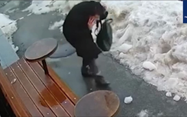 В центре Киева на женщину упала ледяная глыба (ВИДЕО) Фото № 1 В центре Киева на женщину упала ледяная глыба (ВИДЕО) Фото № 1