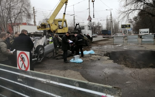 В результате огромного провала асфальта посреди города в озере кипятка исчезла машина (ВИДЕО) Фото № 2 В результате огромного провала асфальта посреди города в озере кипятка исчезла машина (ВИДЕО) Фото № 2