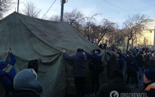 Копья, камни, газ и зеленка: под Верховной Радой митинги (ФОТО, ВИДЕО) Фото № 10 Копья, камни, газ и зеленка: под Верховной Радой митинги (ФОТО, ВИДЕО) Фото № 10