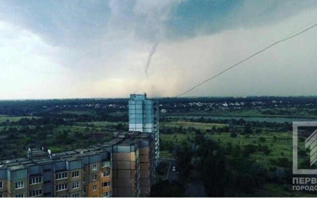 Криворожане поделились фотографиями урагана в соцсетях Фото № 3 Криворожане поделились фотографиями урагана в соцсетях Фото № 3