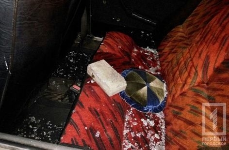В драке между пьяными криворожанами больше всего пострадала машина Фото № 0 В драке между пьяными криворожанами больше всего пострадала машина Фото № 0