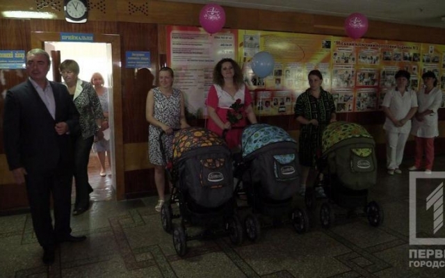 Приятные традиции: мамам, родившым в День города, подарили коляски Фото № 1 Приятные традиции: мамам, родившым в День города, подарили коляски Фото № 1