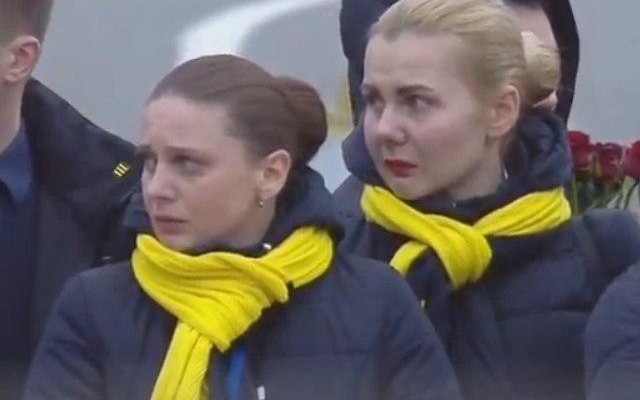 Встречали на коленях: в Борисполь прибыл экипаж с телами украинцев (ФОТО, ВИДЕО) Фото № 21 Встречали на коленях: в Борисполь прибыл экипаж с телами украинцев (ФОТО, ВИДЕО) Фото № 21
