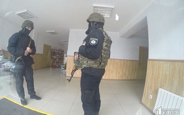 В Кривом Роге снова обыски: что же ищут люди с автоматами Фото № 0 В Кривом Роге снова обыски: что же ищут люди с автоматами Фото № 0