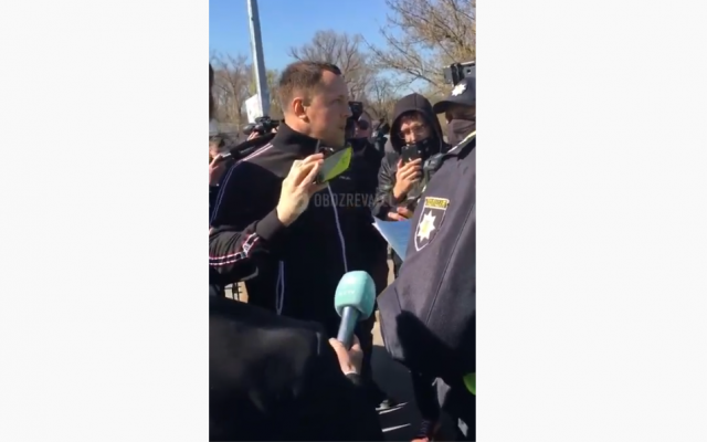 В Киеве разгорелся конфликт: полиция приехала перекрывать спортплощадку (ВИДЕО) Фото № 0 В Киеве разгорелся конфликт: полиция приехала перекрывать спортплощадку (ВИДЕО) Фото № 0