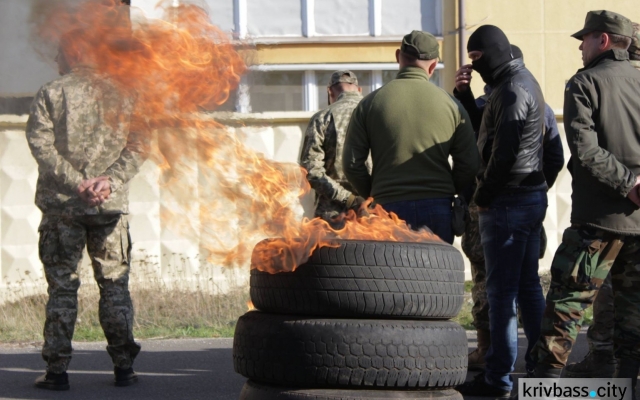 Криворожане провели акцию протеста под домом Генерального директора АМКР Парамжита Калона Фото № 3 Криворожане провели акцию протеста под домом Генерального директора АМКР Парамжита Калона Фото № 3