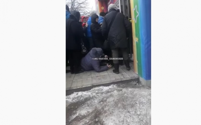 Под Днепром люди-дикари штурмовали магазин Под Днепром люди-дикари штурмовали магазин