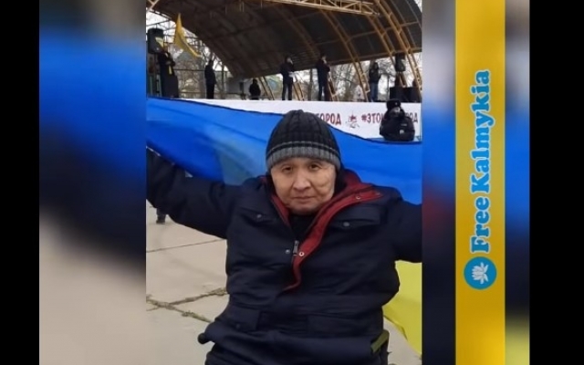 Жители Калмыкии устроили массовые протесты, развернув флаги Украины (ВИДЕО) Фото № 0 Жители Калмыкии устроили массовые протесты, развернув флаги Украины (ВИДЕО) Фото № 0