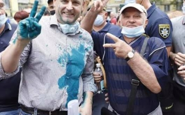 Мэра Днепра Филатова облили зеленкой на встрече с горожанами (ФОТО) Фото № 0 Мэра Днепра Филатова облили зеленкой на встрече с горожанами (ФОТО) Фото № 0