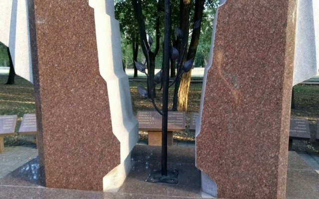 Вандалы собирались разгромить памятник погибшим героям АТО Фото № 1 Вандалы собирались разгромить памятник погибшим героям АТО Фото № 1