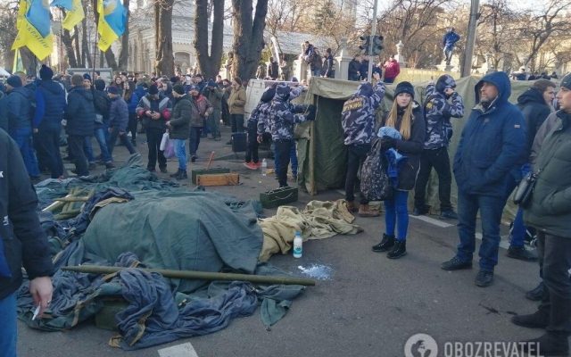 Копья, камни, газ и зеленка: под Верховной Радой митинги (ФОТО, ВИДЕО) Фото № 13 Копья, камни, газ и зеленка: под Верховной Радой митинги (ФОТО, ВИДЕО) Фото № 13